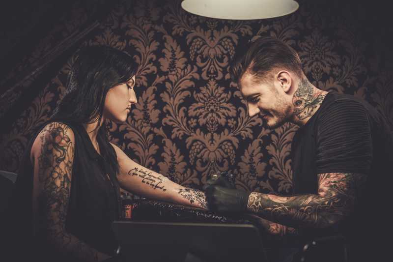 专业纹身师和做纹身的女孩