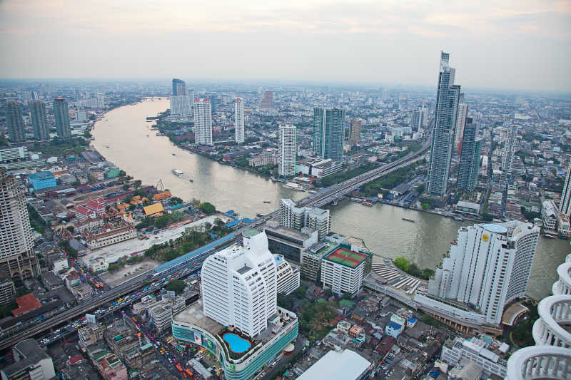 日落泰国曼谷市航拍全景