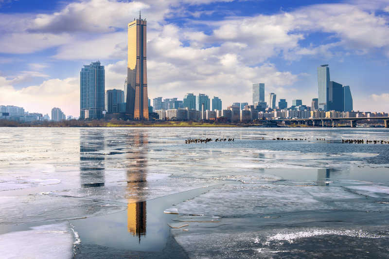 韩国汉城的汉江冰和城市背景