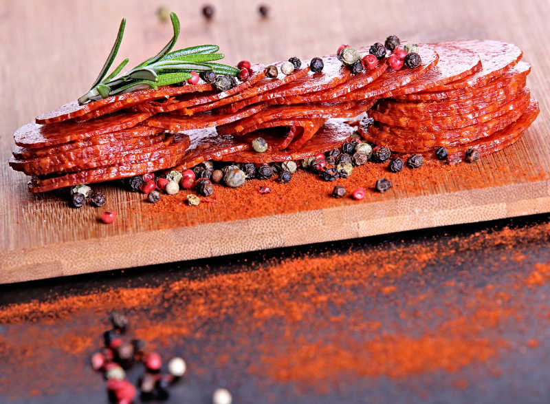 案板上的腊肠和调味料