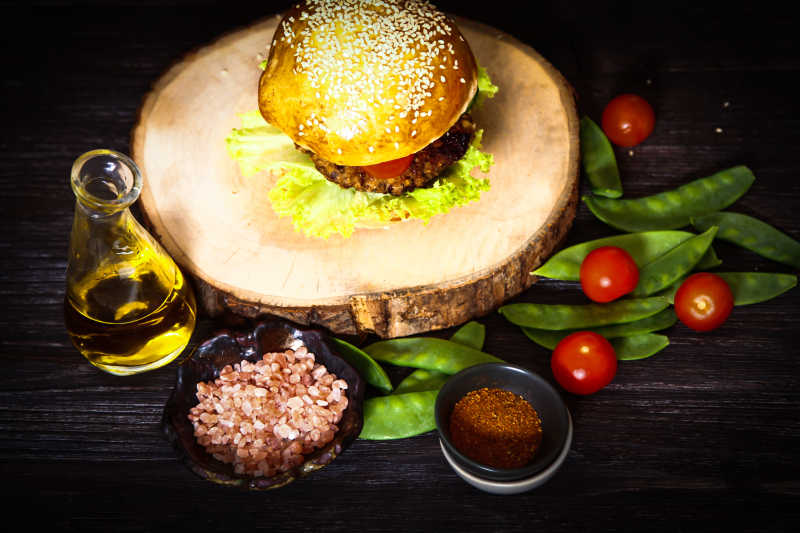 在木制的背景上自制美味的素食汉堡包