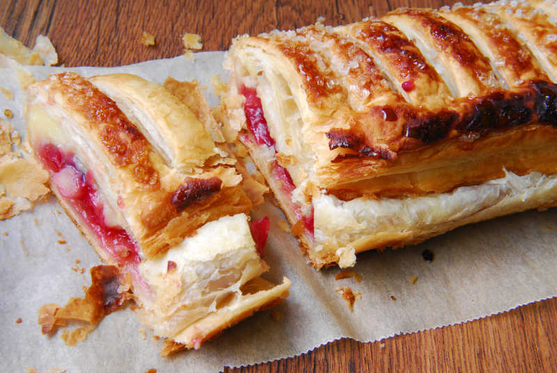 木纹理桌面上的美味的馅饼