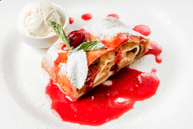 白色盘子里的樱桃馅饼