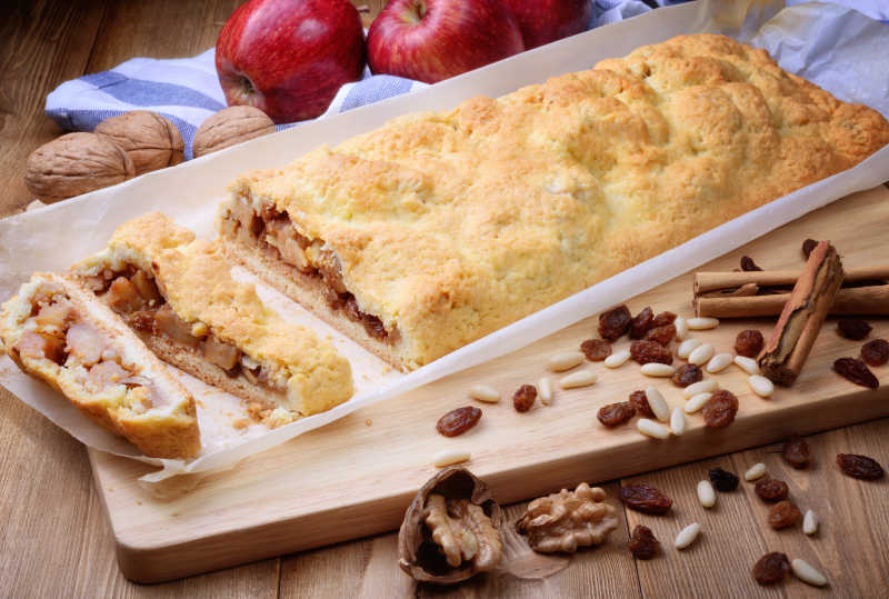 木桌上的馅饼和干果