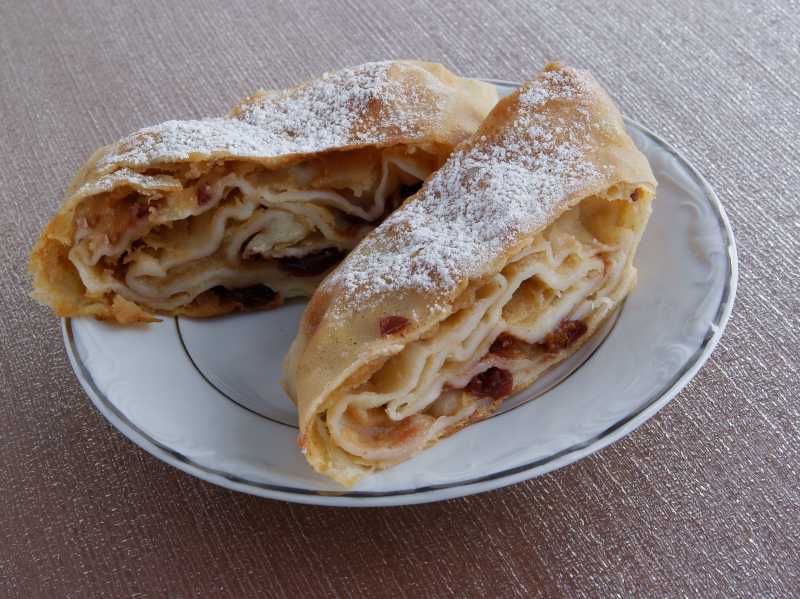 桌子上的盘子里的馅饼