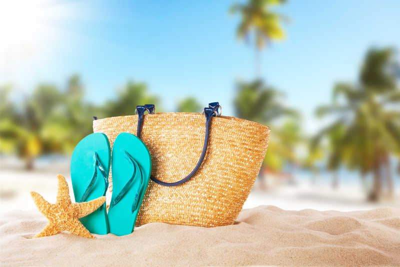 美丽的夏日海滩的包包凉鞋和贝壳