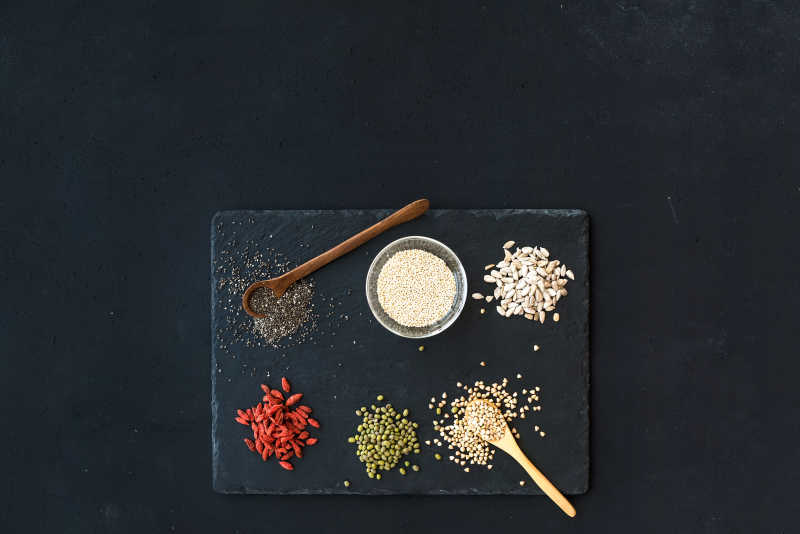 在黑板背景的超级食物