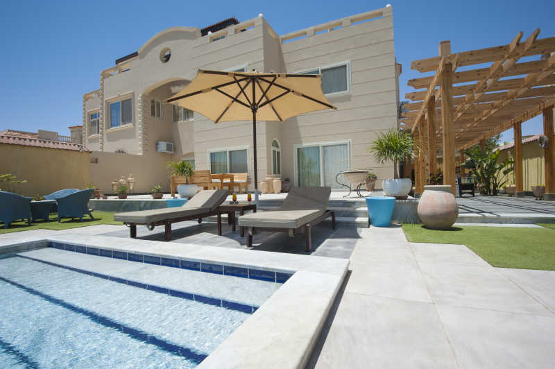 蓝天下的豪华别墅里的游泳池