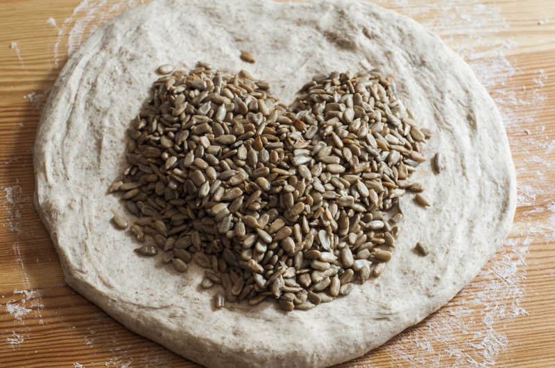 瓜子放在面团上制作面包