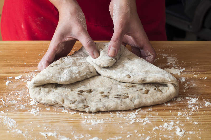揉捏面团制作面包