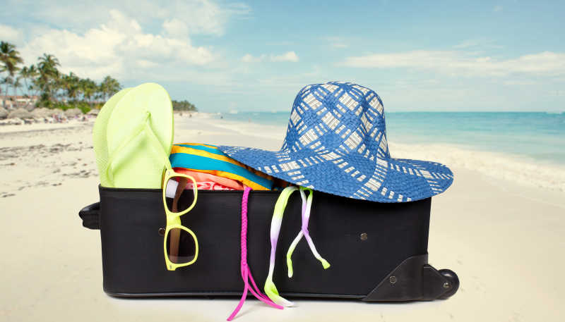 装满行李的旅行箱