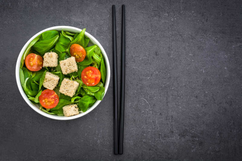 黑色背景下的生菜豆腐饭