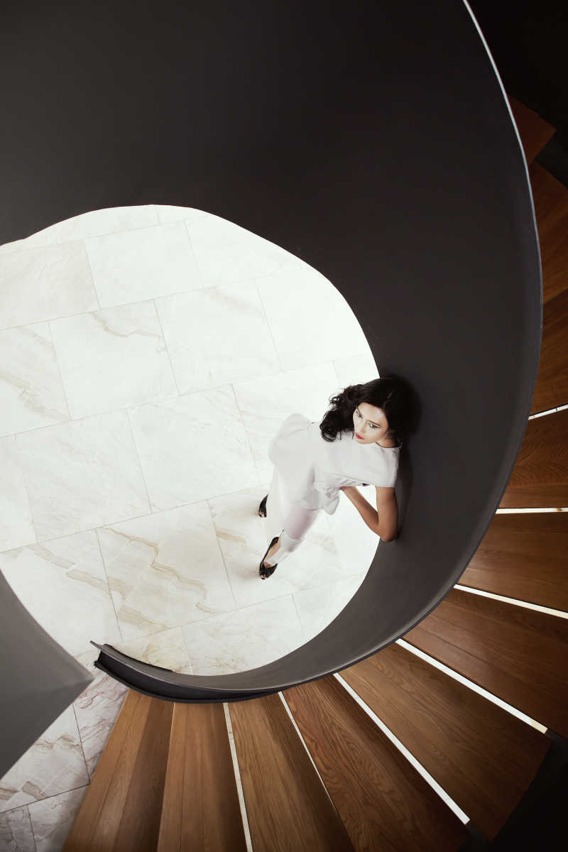 旋转楼梯内的亚洲模特儿