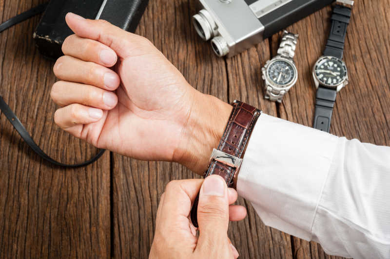 戴着皮带手表的男人