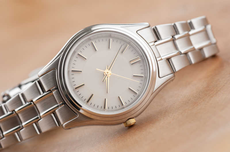 木桌上的精致银色女士手表