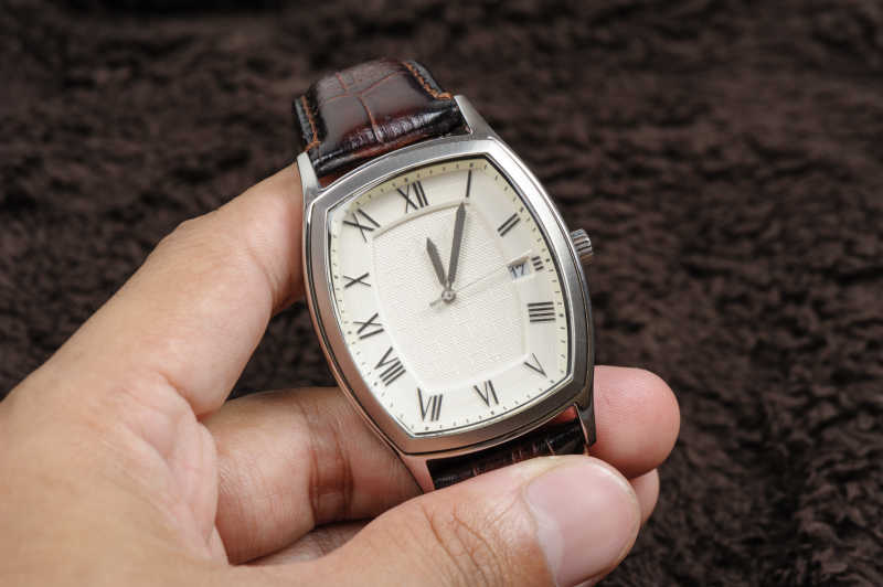 男人拿着精致的手表