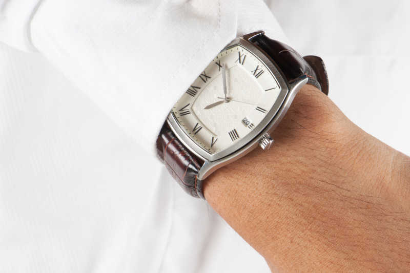 穿着白色衬衫戴着手表的男人
