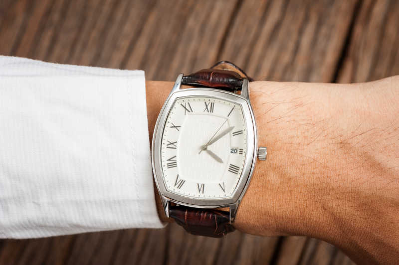 男人带着皮质手表