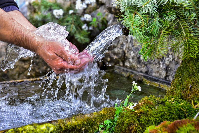 双手接泉水