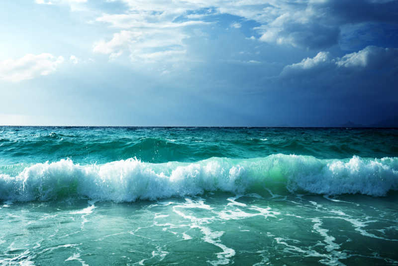海浪翻涌的海平面