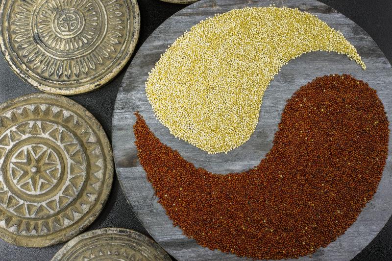 黑色背景上的食材