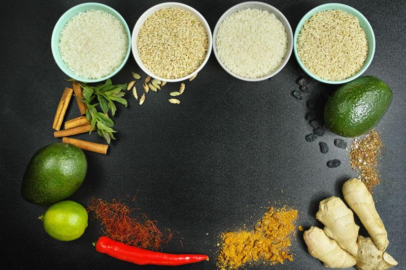 黑色背景上的有营养的不同类型的食材