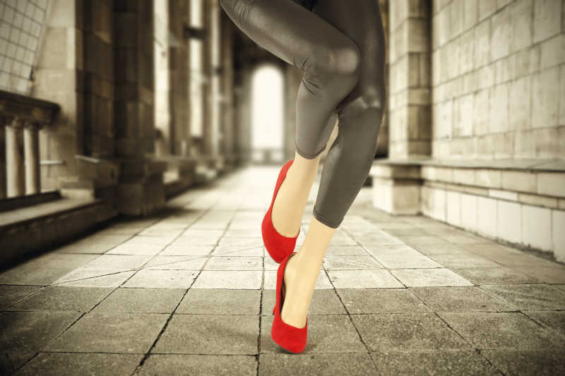 红色的高跟鞋和美腿
