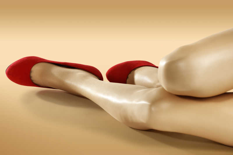 女人性感纤细的腿和红色高跟鞋