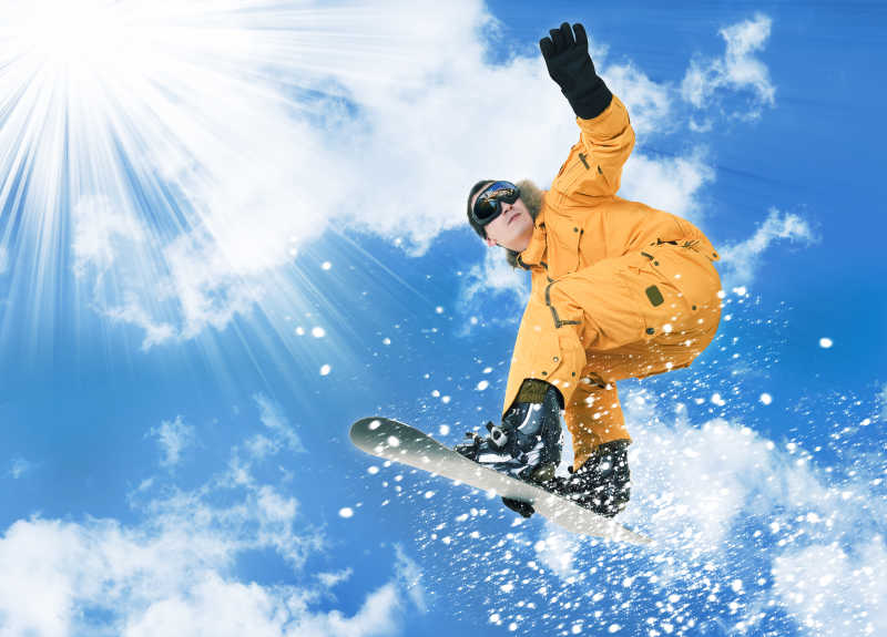 跳在高空中的滑雪运动员