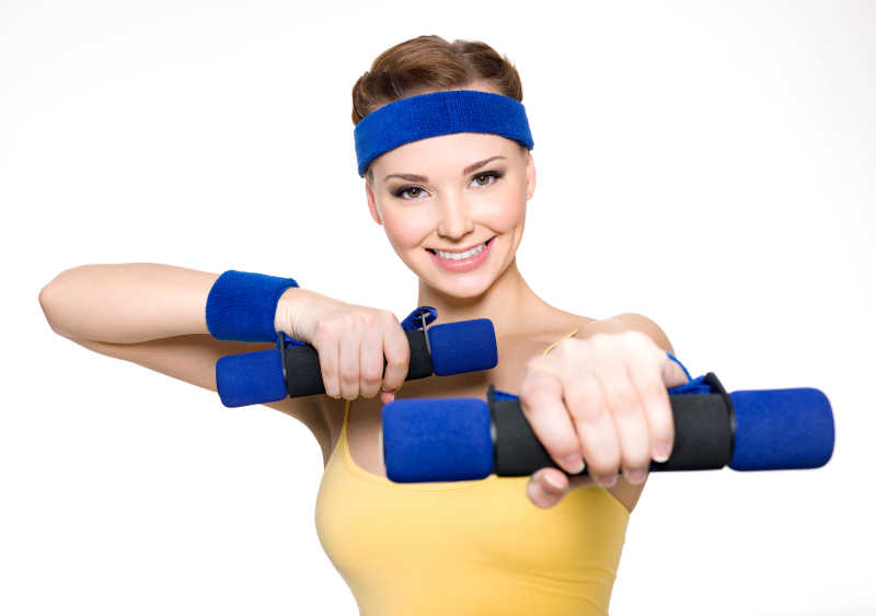 用哑铃做健身运动的女人