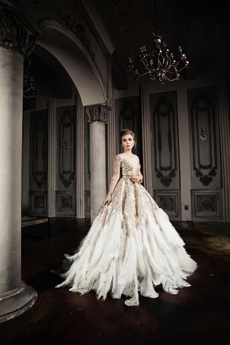 穿着金色连衣裙的时尚美女