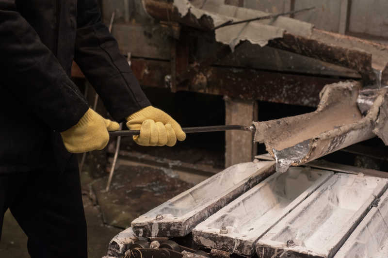 在金属冶炼厂工作的工人