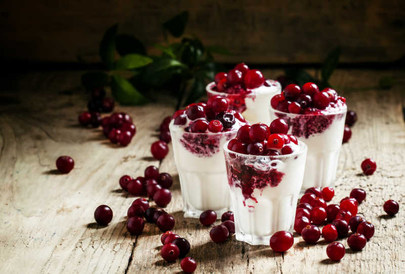 木桌上的蔓越莓和香草冰淇淋