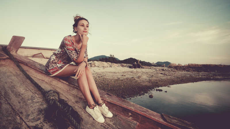 年轻女子坐在船上