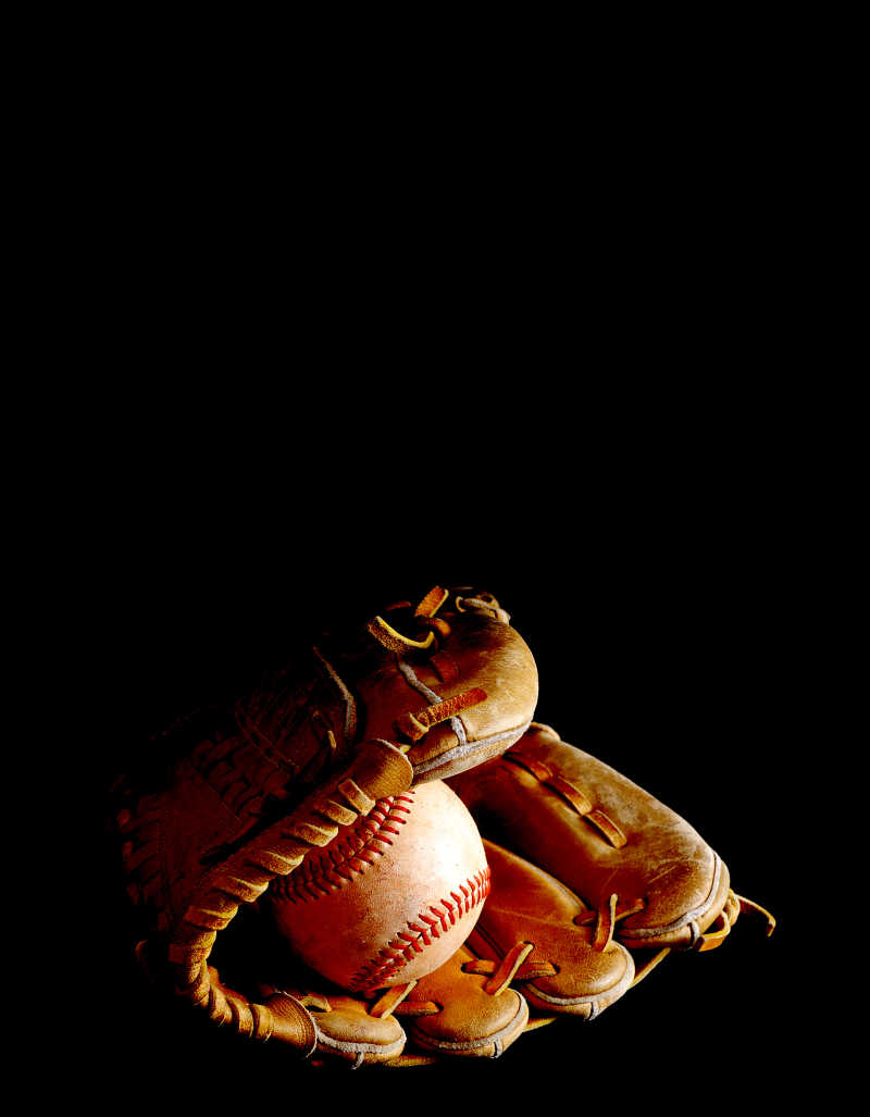 打光下的棒球手套和棒球