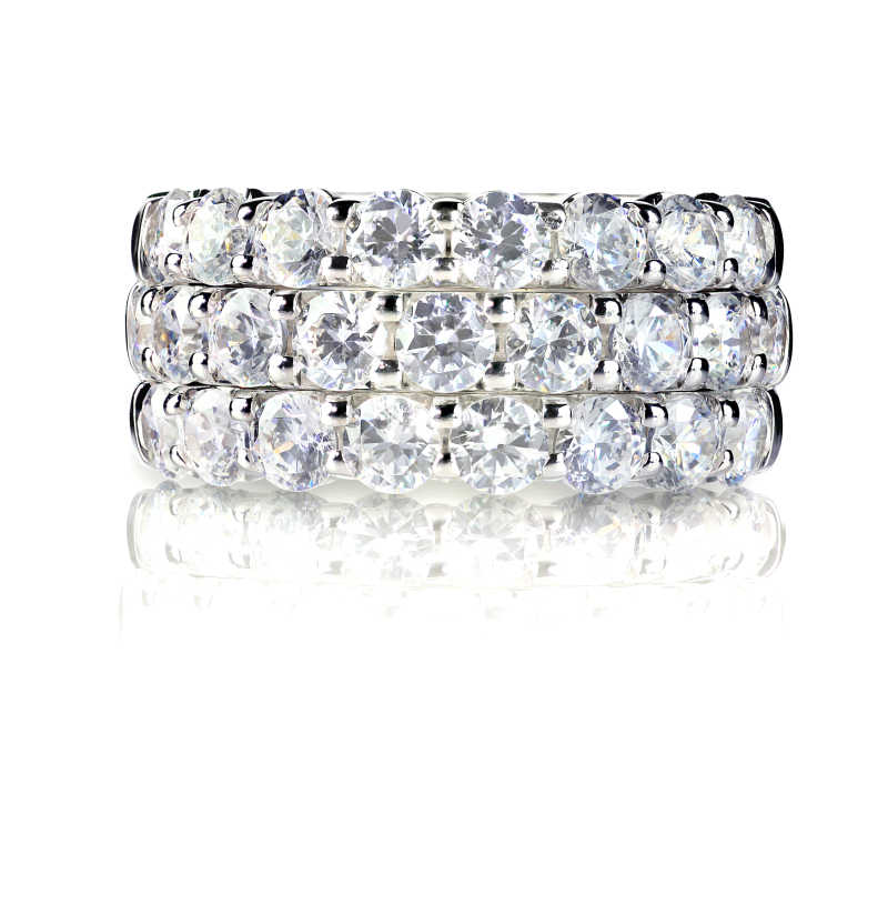 白色背景下镶满钻石的戒指