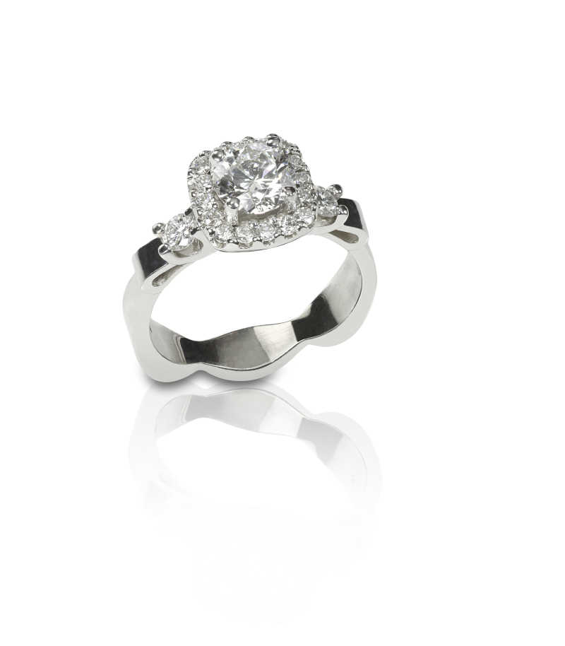 白色背景下时尚的钻石戒指