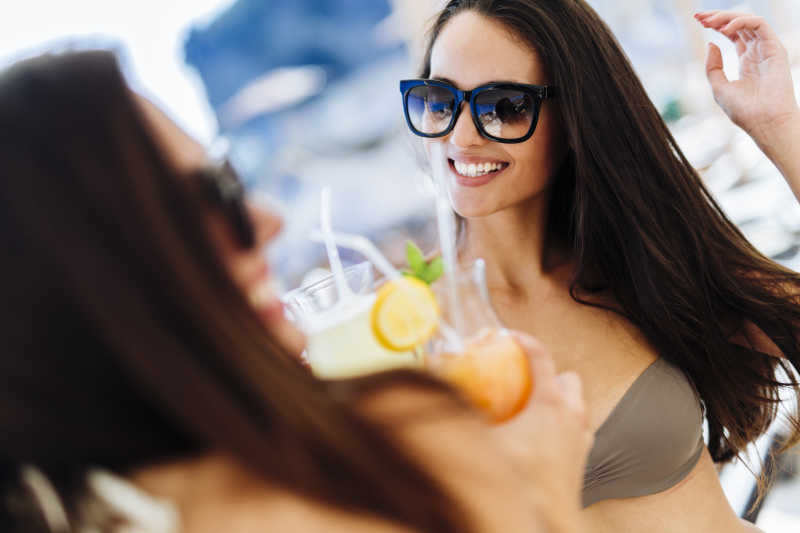 度假中玩得很开心的迷人的姑娘们