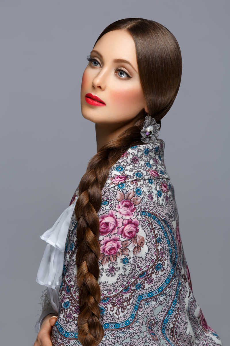 穿传统披肩编长发的俄罗斯美女