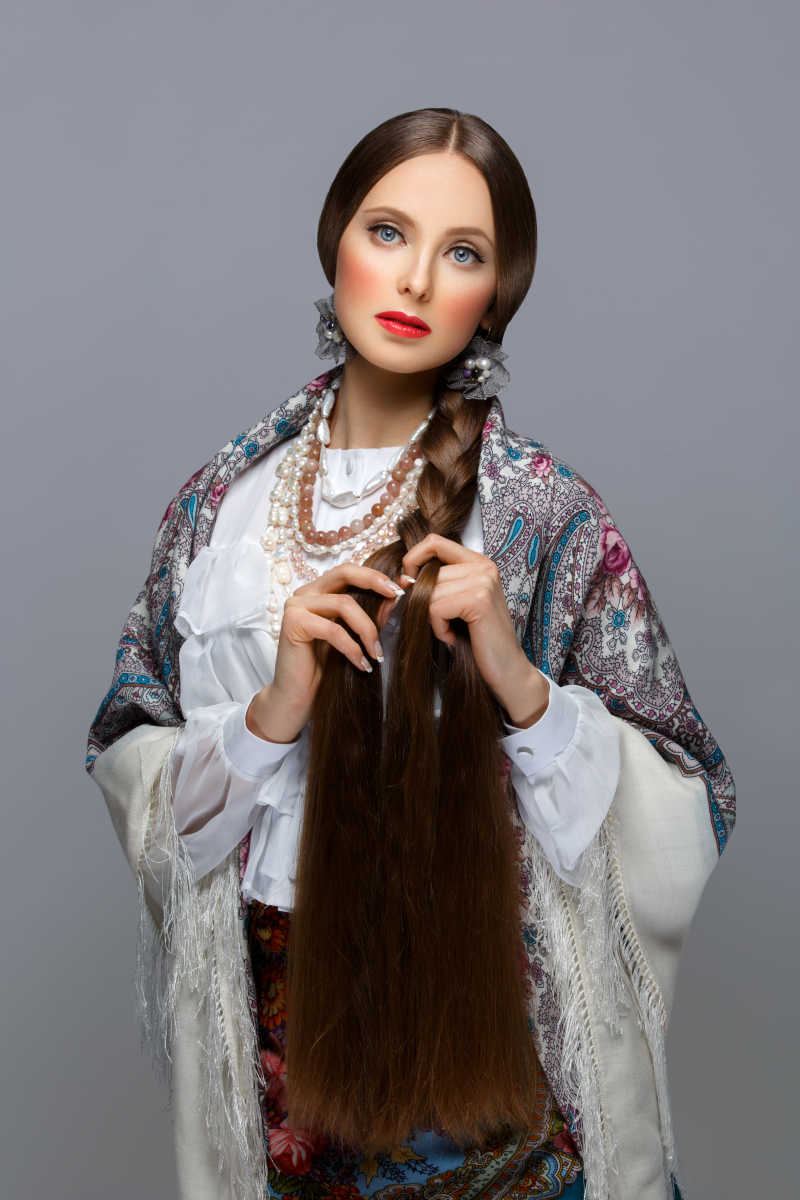 穿俄罗斯传统服饰的年轻女孩