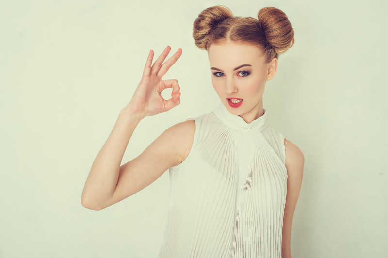 做出ok手势的可爱女孩