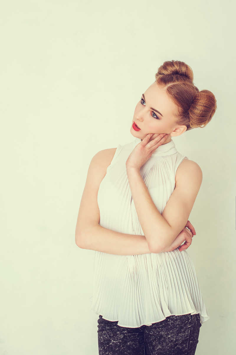 陷入思考的可爱女孩