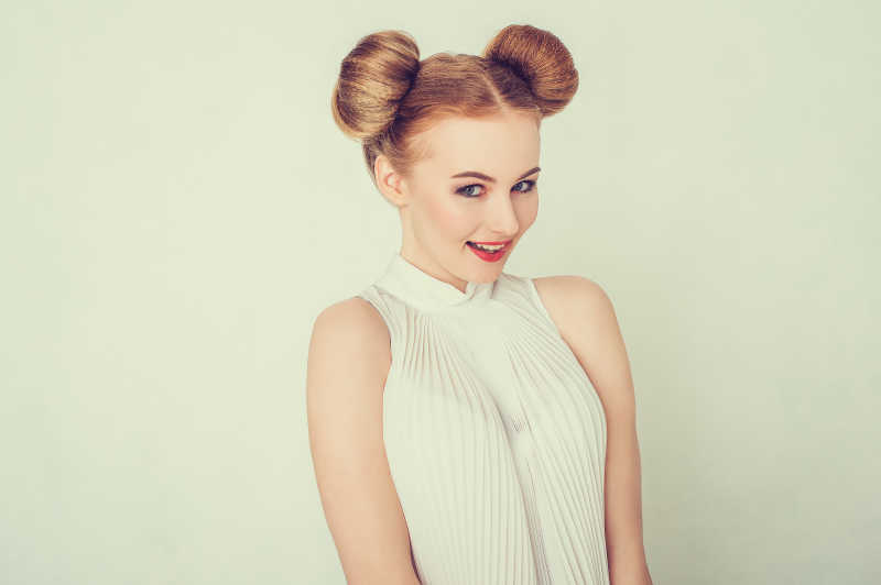 可爱的棕发女孩