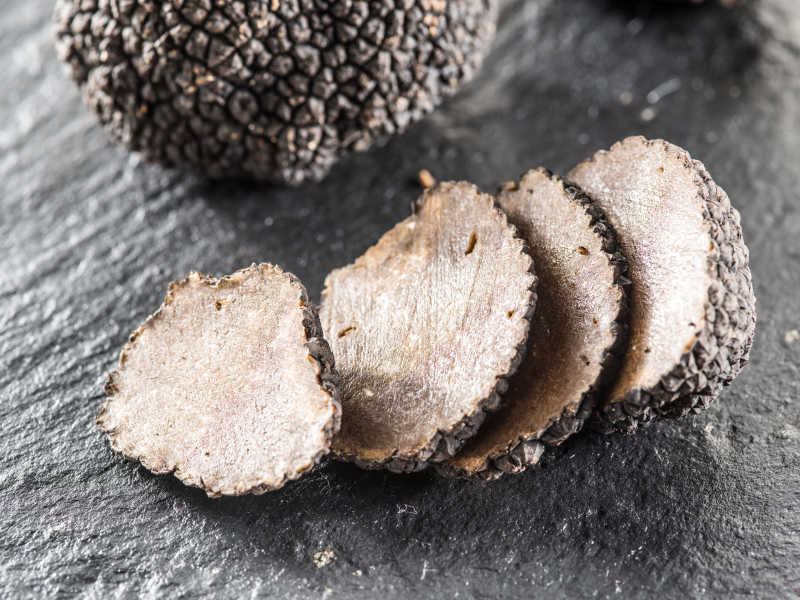 石墨板上的黑松露片