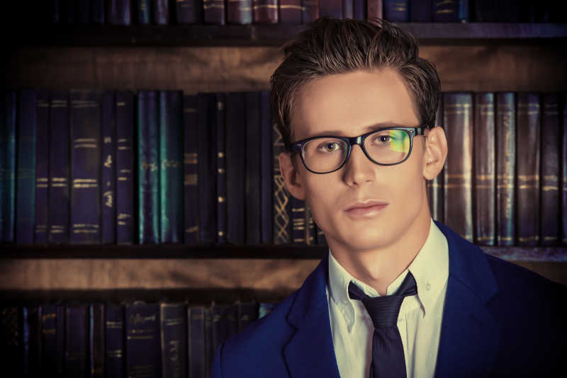 图书馆里的一个英俊男子的特写肖像