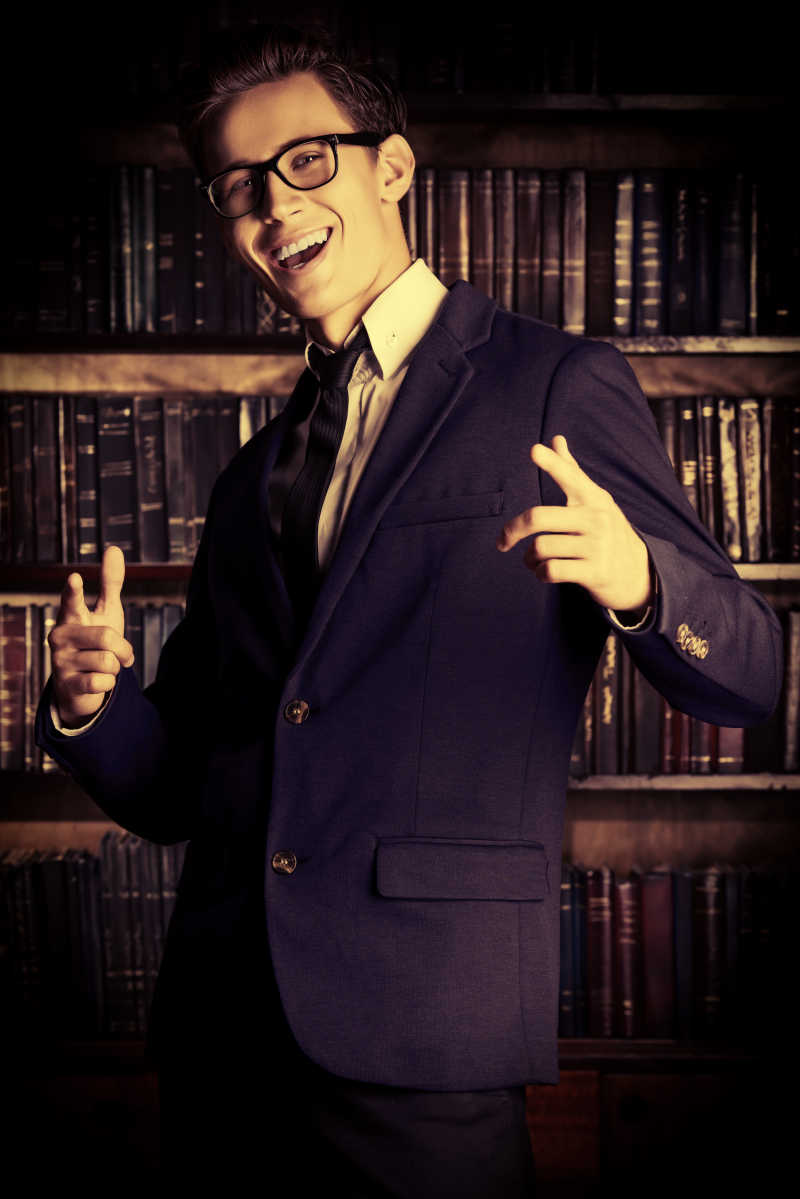 内阁中一位英俊男子