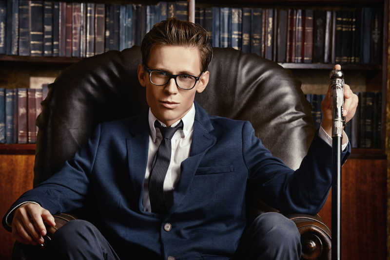 图书馆里面坐在沙发上的英俊的男人