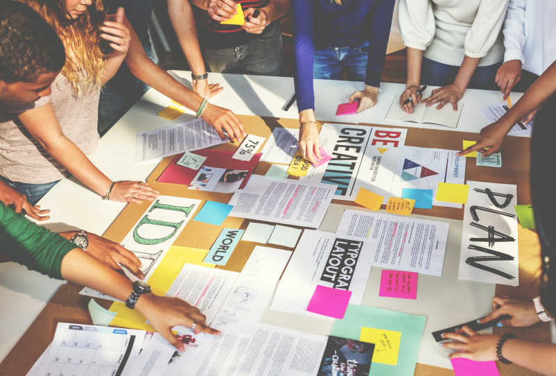 在会议中讨论的团队