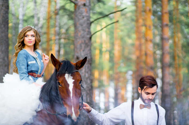 新郎和马背上的新娘