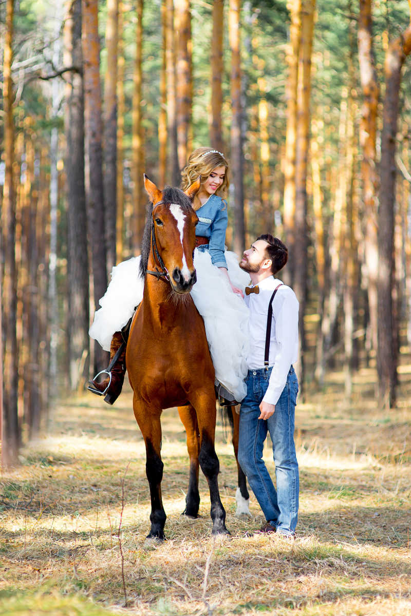 一对骑马的情侣图片图片